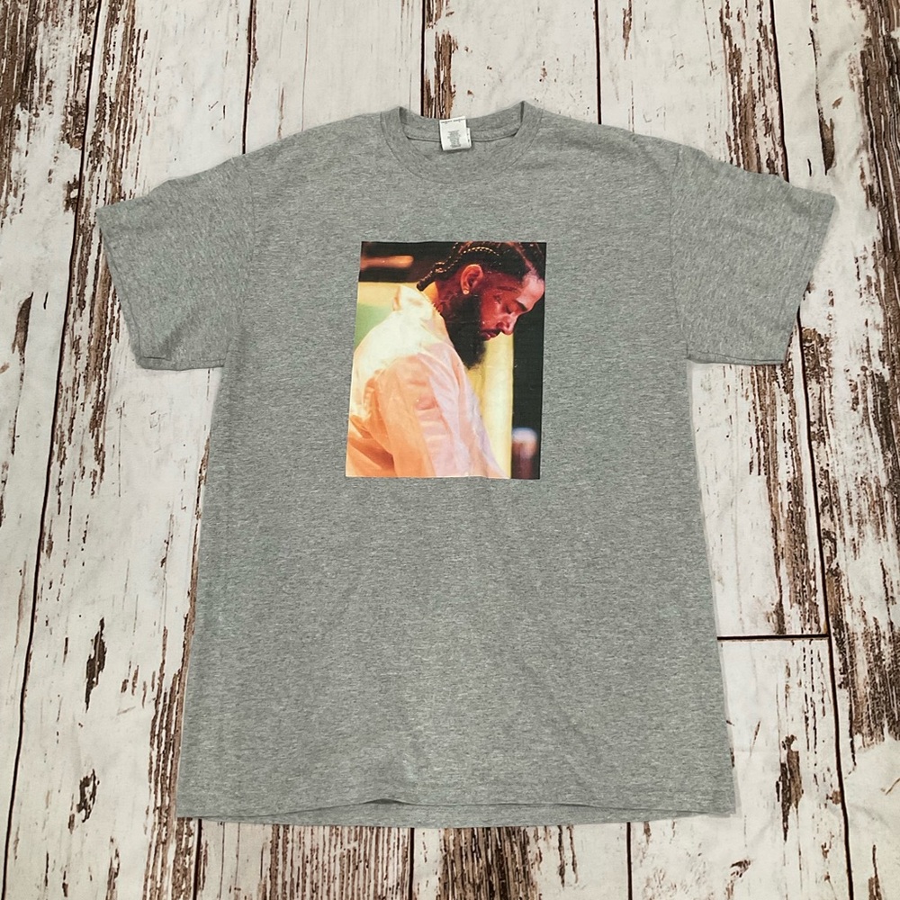 NIPSEY HUSSLE‎ GREY GRAPHIC TEE